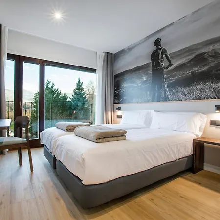 Hotel Llivia Exterior photo
